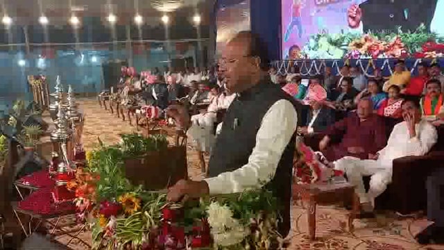 महसुल मंत्री चंद्रशेखर बावनकुळे यांनी नांदेड मधे महसुल क्रिडा कार्यक्रमाच्या समारोपास भाषण केले