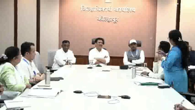 आज पालकमंत्री प्रकाश आंबिटकर यांच्या उपस्थितीत जिल्हाधिकारी  व क्रीडा अधिकारी यांच्या समवेत आढावा बैठक जिल्हाधिकारी कार्यालयात घेण्यात आली.