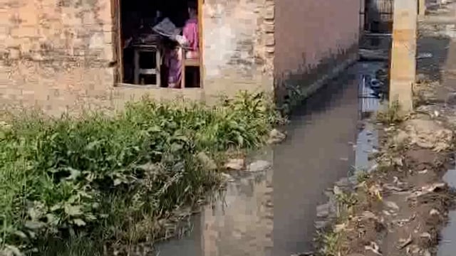 टीनशेड और जर्जर भवन में चल रहा स्कूल, बच्चों को खतरा 