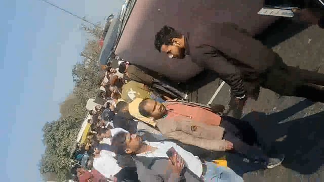 कानपुर के भौती में अनियंत्रित होकर टूरिस्ट बस पलटी, चालक को आई मामूली चोट 