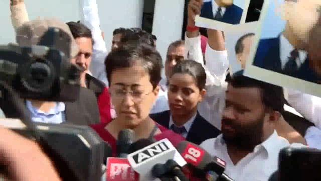 आप पार्टी की नेता अतिशी ने भाजपा पर बोला हमला बाबा भीमराव अंबेडकर की फोटो की जगह प्रधानमंत्री मोदी जी की फोटो लगाई