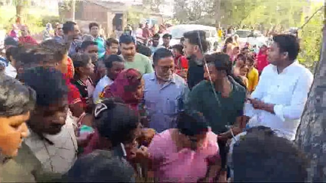 सराय खेमा गांव में एक ग्रामीण को बोलेरो से मारने आए एक युवक को ग्रामीणों ने पेड़ में बांध कर पीटा पुलिस कर रही जांच 