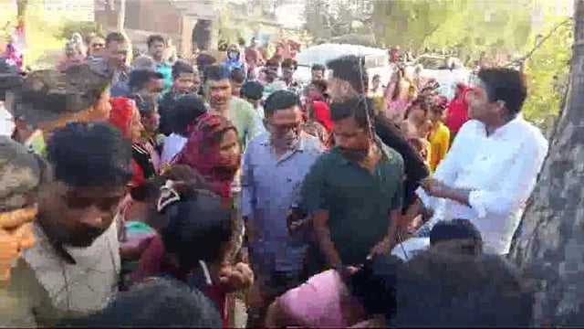 सराय खेमा गांव में एक ग्रामीण को बोलेरो से मारने आए एक युवक को ग्रामीणों ने पेड़ में बांध कर पीटा पुलिस कर रही जांच 