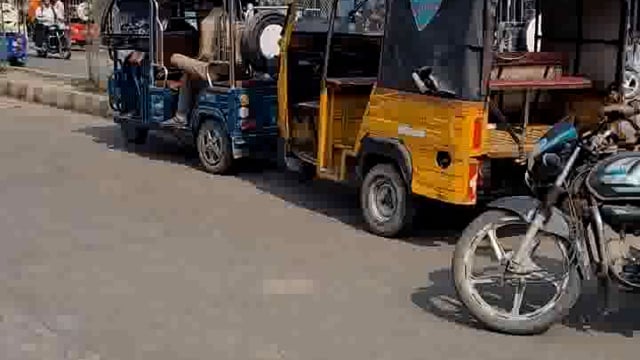 पलिया का स्टेशन रोड बना टैक्सी स्टैंड, जाम की समस्या