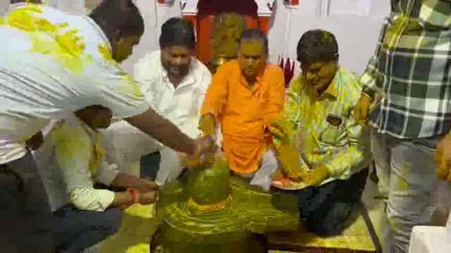 महाकालेश्वर राजा बाबा मंदिर पर तेल एवं हल्दी से भगवान भोले का उबटन विधि विधान से किया गया