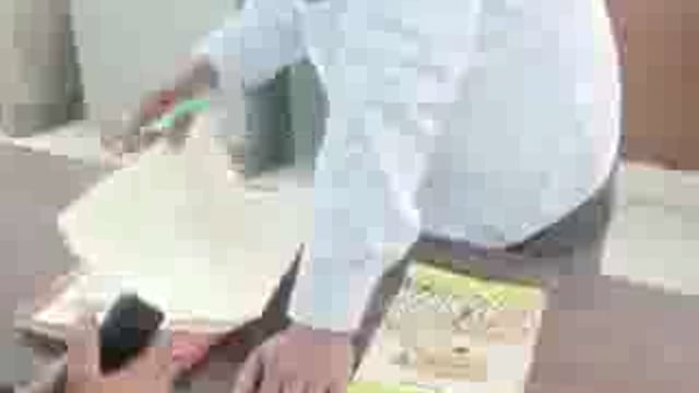 अलीगढ़ में किसान दुर्घटना कल्याण योजना के नाम पर रिश्वत लेने का मामला सामने आया है। तहसील कर्मचारी बिशम्बर ने 2 किसानों की मृत्यु के बाद उनके परिवार से योजना के नाम पर रिश्वत मांगी। 2 फाइल के लिए 1 लाख और 1 फाइल के लिए 50 हजार रुपए की मांग की। भारतीय हलधर किसान यूनियन ने इस मामले का खुलासा करते हुए रिश्वतखोर कर्मचारी से 4 हजार रुपए भी निकलवाए। यह घटना हरदुआगंज क्षेत्र के एक किसान परिवार से जुड़ी है।