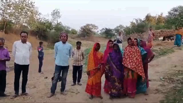 ऐंठा गांव में सड़क नहीं रहने से बेटे बेटियों की शादी में आ रही बाधा, ग्रामीण सड़क सुविधा से हैं वंचित 