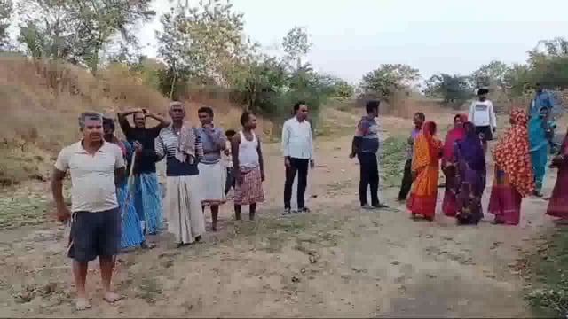 ऐंठा गांव में सड़क नहीं रहने से बेटे बेटियों की शादी में आ रही बाधा, ग्रामीण सड़क सुविधा से हैं वंचित 