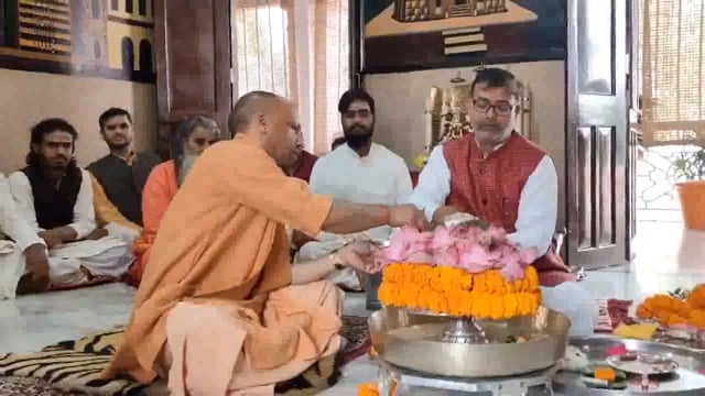 महादेव की उपासना के पावन महापर्व शिवरात्रि के शुभ अवसर पर गोरखनाथ मंदिर में विधि विधान से रुद्राभिषेकसंपन्न हुआ