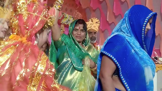 जरौटा गांव में हरिश्चंद्र के यहां भागवत कथा में राष्ट्रीय कथा कारश्रीमहाराज के कृष्ण रूक्मिणी शादी में नृत्य करते भक्त 