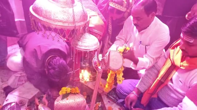 मुकुट नाथ मंदिर में जलाभिषेक करते पूर्व प्रमुख घनश्याम चौरसिया भक्तो की लगी लाइन 