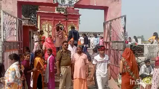 परसिया गूदर स्थित चिंता हरण मंदिर पर महाशिवरात्रि के पावन अवसर पर सुबह से ही शिव भक्तों ने किया जलाभिषेक