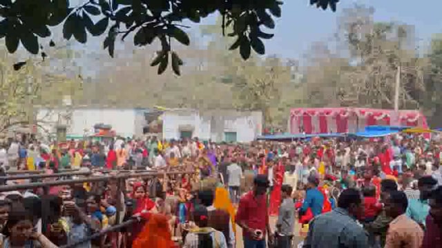 महाशिवरात्रि के अवसर पर बुधवार को बालेश्वरनाथ मन्दिर पर जलाभिषेक करने शिवभक्तों का हुजूम उमड़ पड़ा। ॐ नमः शिवाय के जय घोष से भोर 2 बजे शुरू हुआ जलाभिषेक शाम तक चला।