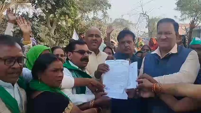 भारतीय किसान यूनियन राष्ट्रवादी तहसील मुख्यालय रामसनेहीघाट पर किसानों की विभिन्न समस्याओं को लेकर पंचायत का आयोजन किया