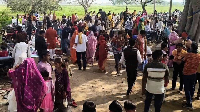 *भिंड जिले के ग्राम बौहारा में प्राचीन मंदिर शाला वाले हनुमान भोले नाथ मंदिर पर शिवरात्रि के पर्व पर हजारों श्रद्धालुओं 