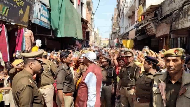 झांसी शहर में शिवरात्रि पर धूमधाम से मुरली मनोहर मंदिर से मडिया महादेव मंदिर तिलक शंकर जी की बारात निकाली गई