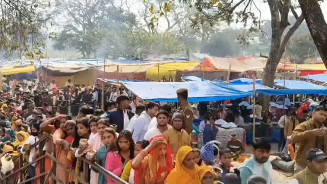 महाशिवरात्रि के पर्व पर शिव मंदिर पर जलाभिषेक के लिए भक्तों का उमड़ा जन सैलाब,एक किलोमीटर लगी लंबी श्रद्धालुओं की लाइन 