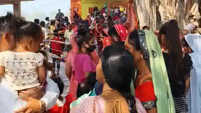 बाबागंज ब्लाक के महेशगंज थाना क्षेत्र के नगर पंचायत हीरागंज बाजार में स्थित मां नायर देवी धाम में उमड़ी श्रद्धालुओं की भी