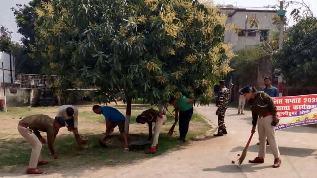 पुलिस सप्ताह के तहत स्वच्छता का अलख जगाने को लेकर चलाया गया साफ सफाई अभियान