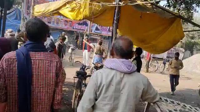 कानपुर के बर्रा 8 लेबर मंडी में जमकर चले लात-घूंसे, वीडियो वायरल 