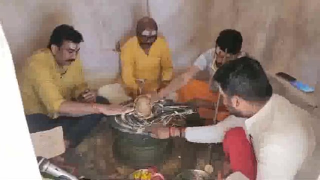 महाशिवरात्रि के अवसर पर रठन का बाग स्थित शिव मंदिर पर संघर्ष सेवा समिति के संस्थापक डॉ संदीप सरावगी ने किया रुद्राभिषेक 