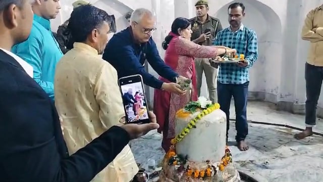 महाशिवरात्रि पर सरावन पहुंचे जिला जज पत्नी सहित भूरेश्वर महादेव का किया पूजन अर्चन 