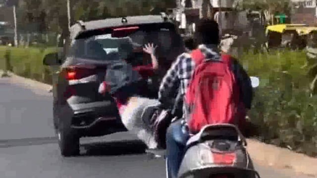 अहमदाबाद के वेजलपुर इलाके में एक कार चालक की लापरवाही के कारण एक एक्टिवा सवार घायल