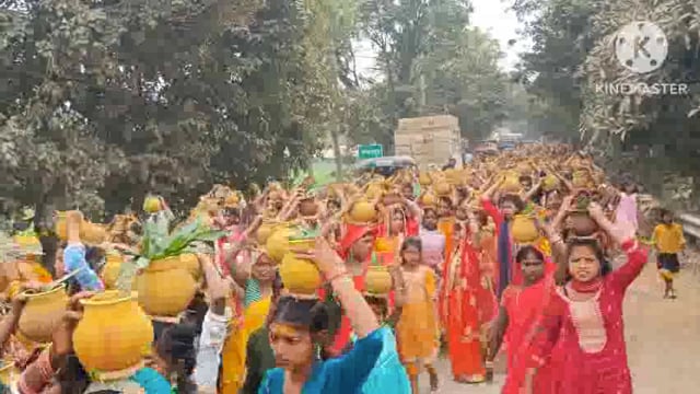 श्रीमद् भागवत कथा ज्ञान यज्ञ को लेकर निकाली गई भव्य कलश शोभायात्रा। 7 दिनों तक बहेगी भक्ति की गंगा।