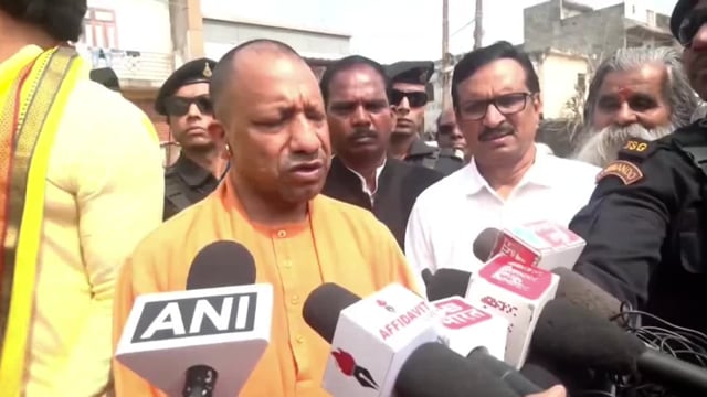 उत्तर प्रदेश के मुख्यमंत्री योगी आदित्यनाथ महाशिवरात्रि के अवसर पर शिवालयों में उम्र श्रद्धालुओं जन्म समूह को भारत कीएका