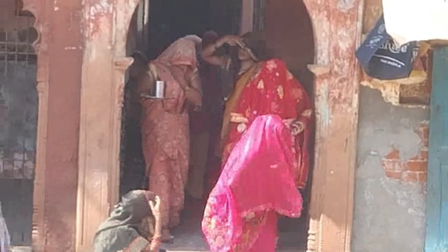 शिवरात्रि पर्व पर विवाहित महिलाओं ने पुत्र प्राप्ति की चढ़ाई जेहर, शिव मंदिर पर दिन भर उमड़ती रहीं भीड़।