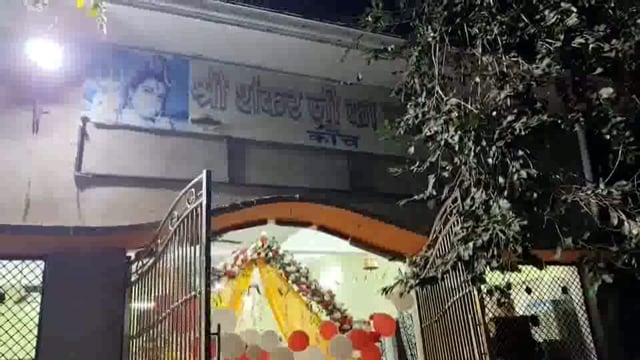 कोंच,नगर में धूमधाम से निकली शिव बारात:आनंदेश्वर महादेव मंदिर से शुरू हुई बारात, भक्तों ने जगह-जगह की फूलों की बारिश