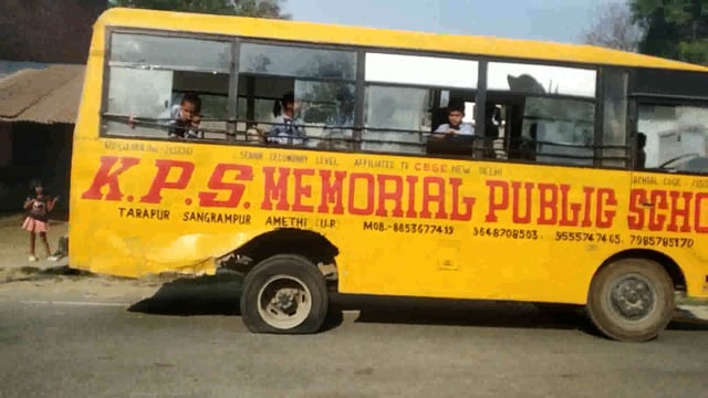 जरौटा गांव के पास एक प्राइवेट विद्यालय की बस का पहिया दग गया बच्चे  चिल्ला रहेथेबस कबाड है सम्बंधित अधिकारी मौनहै