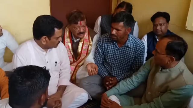 दो दुल्हन व उसकी बुआ की पिटाई के मामले में कल्याण राज्य मंत्री स्वतंत्र प्रभार असीम अरुण गांव करनावल पहुंचे