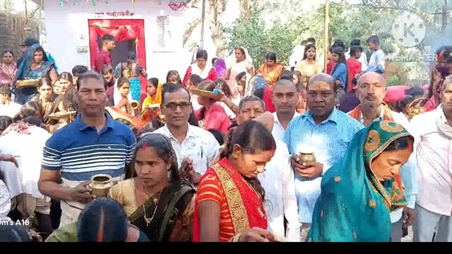 प्रखंड के सांढ़, सोनपुर खोरा गांव के शिव मंदिर परिसर में शिव जलाभिषेक के लिए उमड़ी श्रद्धालुओं की भीड़