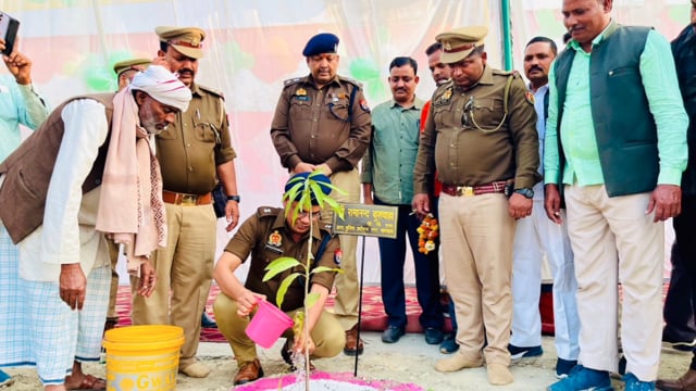 Bahraich:1 पुलिस अधीक्षक बहराइच महोदय के द्वारा थाना फखरपुर क्षेत्र अंतर्गत कुण्डासर  में नवनिर्मित पुलिस चौकी का उद्घाट