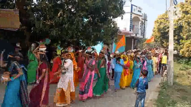 महादेवपुर के गिरवरनाथ महादेव मंदिर में श्रीमद् भागवत कथा आयोजन को लेकर निकाली गई भव्य कलश शोभायात्रा।