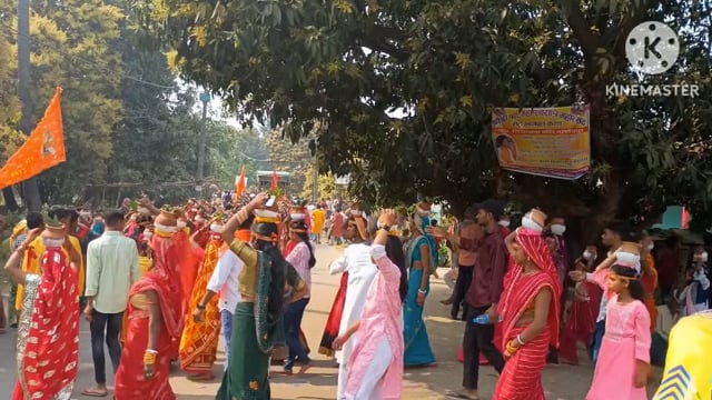 महादेवपुर के गिरवरनाथ महादेव मंदिर में श्रीमद् भागवत कथा आयोजन को लेकर निकाली गई भव्य कलश शोभायात्रा।