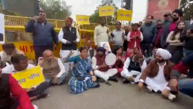 दिल्ली विधानसभा नेता प्रतिपक्ष अतिशी ने पार्टी के अन्य नेताओं के साथ विधानसभा के बाहर जय भीम के साथ विरोध प्रदर्शन किया