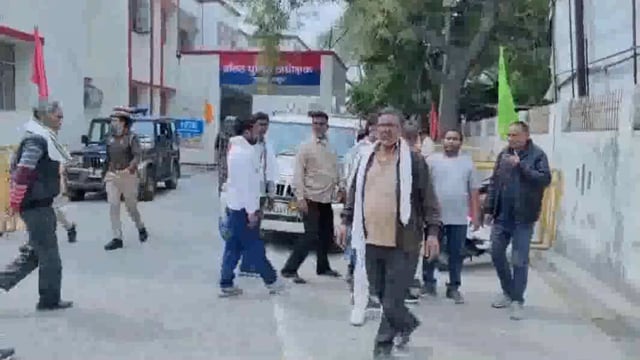 सुरीर के भगतनगरिया में हुए दो पक्षों के विवाद को लेकर स्वर्ण आर्मी के लोग मिले एस एसपी से शांति व्यवस्था बनाने की अपील