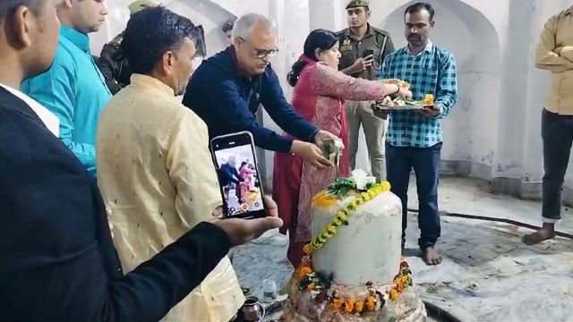 महाशिवरात्रि पर सरावन पहुंचे जिला जज पत्नी सहित भूरेश्वर महादेव का किया पूजन अर्चन 