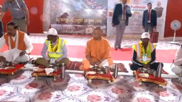 यूपी के मुख्यमंत्री योगी आदित्यनाथ ने प्रयागराज में सफाई कर्मचारियों के साथ भोजन किया और उन्हें सम्मानित किया गया