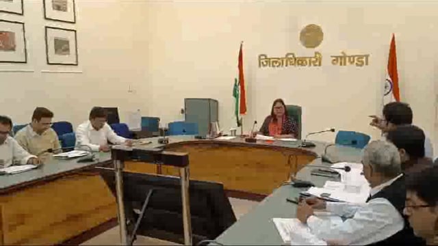 कलेक्ट्रेट सभागार में जिला स्तरीय सलाहकार/बैंकर्स समिति की मासिक समीक्षा बैठक करती हुई जिलाधिकारी महोदया।
