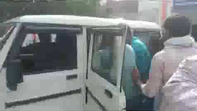 मिर्जापुर-एंटी करप्शन टीम ने थाना प्रभारी को पकड़ा, घूस लेते थाना प्रभारी को रंगे हाथ पकड़ा

SO चील्ह को घसीटकर ले गई एंटी करप्शन टीम, थाना प्रभारी निरीक्षक शिव शंकर सिंह को पकड़ा  

एंटी करप्शन टीम घसीटते हुए ले गई अपने साथ, चील्ह थाने से एंटी करप्शन टीम ने की अरेस्टिंग

2 दिन पूर्व जिगना थाने के दारोगा को भी पकड़ा था, एंटी करप्शन टीम कार्रवाई में जुटी