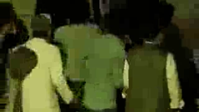 गाजियाबाद-बुलेट बाइक से पटाखा फोड़ने से मना किया, पटाखा फोड़ने से रोकना परिवार को पड़ा भारी

एक पक्ष ने दूसरे के घर में घुसकर मचाया उत्पात,  घर से खींचकर लाठी-डंडों से जमकर मारपीट की

लाठी-डंडों से मारपीट, बवाल का वीडियो वायरल, लोनी बॉर्डर थाना क्षेत्र की एक कॉलोनी की घटना