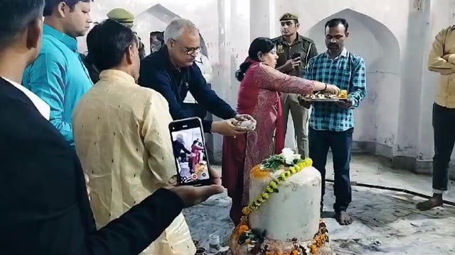 महाशिवरात्रि पर सरावन पहुंचे जिला जज पत्नी सहित भूरेश्वर महादेव का किया पूजन अर्चन 