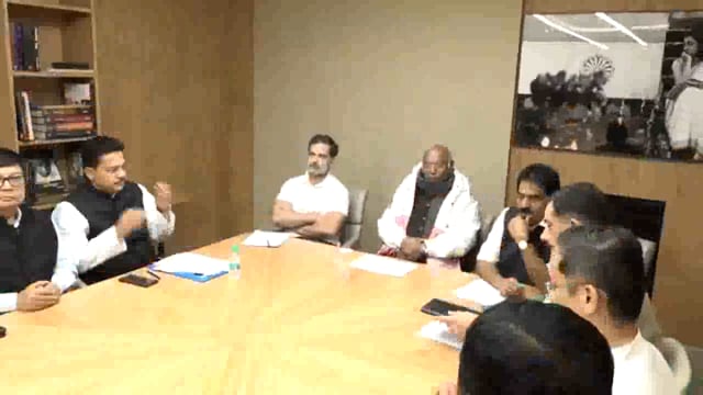 आज इंदिरा भवन, दिल्ली स्थित AICC मुख्यालय में कांग्रेस अध्यक्ष मल्लिकार्जुन खड़गे, पार्टी नेता राहुल गांधी और संगठन महासचिव के सी वेणुगोपाल की उपस्थिति में असम से जुड़ी एक महत्वपूर्ण बैठक आयोजित की गई। इस बैठक में असम कांग्रेस के वरिष्ठ नेता भी मौजूद रहे#politics