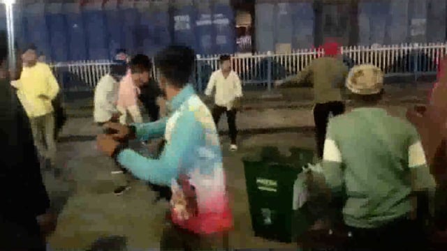 आरा: आरा रेलवे स्टेशन का प्लेटफार्म नंबर दो उस वक्त रणक्षेत्र में तब्दील हो गया जब दो गुट आपस में भिड़ गए#crime