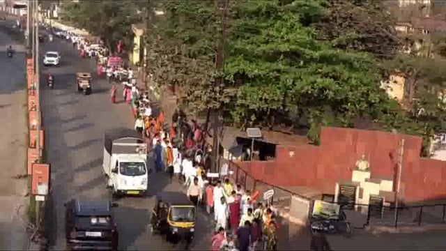 पारंपरिक वेशभुषेतील विद्यार्थी-विद्यार्थिनी, ढोल, लेझीमच्या संगतीने रत्नागिरी शहरात ग्रंथ दिंडीने मराठी भाषा गौरव दिन उत्साहात. मराठी भाषा गौरव दिन आणि कवी कुसमाग्रज जयंती उत्सवाचे येथील स्वातंत्र्यवीर वि. दा. सावरकर नाट्यगृहात उद्घाटन झाले.