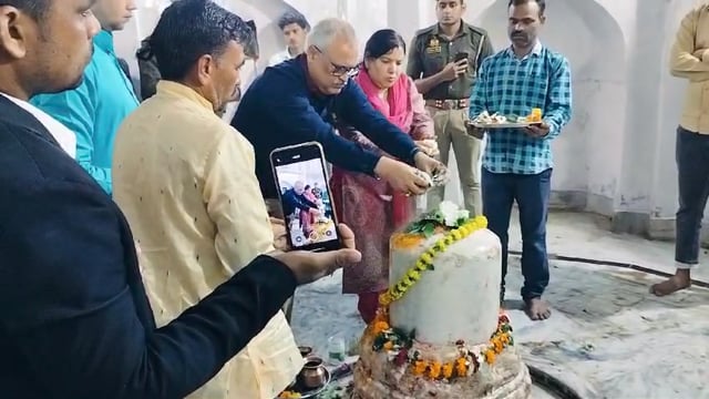 महाशिवरात्रि पर सरावन पहुंचे जिला जज पत्नी सहित भूरेश्वर महादेव का किया पूजन अर्चन 