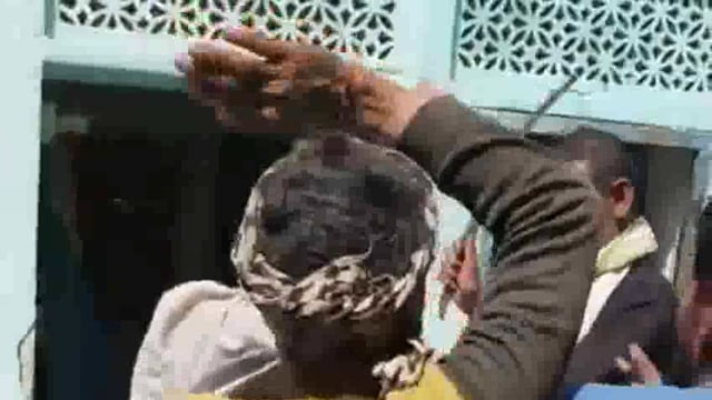 चोरी के शक में ग्रामीणों ने झोलाछाप डॉक्टर की घूंसो और बेल्टों से की जमकर पिटाई.आरोपियों पर पुलिस ने किया मामला दर्ज.